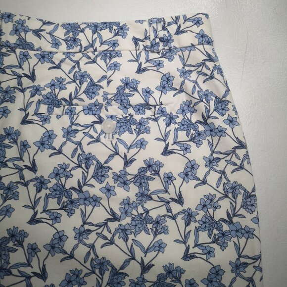 Banana Republic Ladies Size 12 Ivory w/Blue Flower Pattern Bermuda Length Shorts - Picture 8 of 11